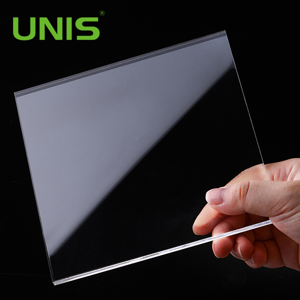 Acrílico vs. plexiglass: ¿Cuál es la verdadera diferencia? Una guía completa para las empresas
