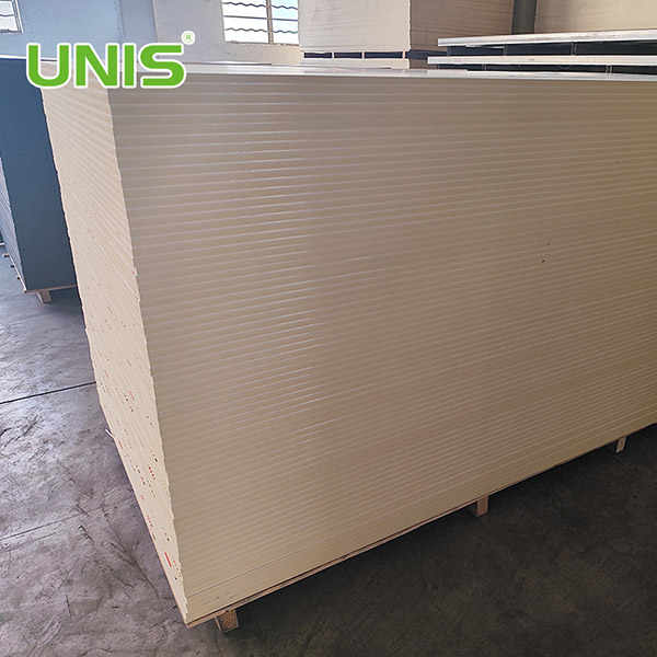Tablero de espuma coextruido de PVC UNIS Tablero de espuma Wpc con laminado de PVC